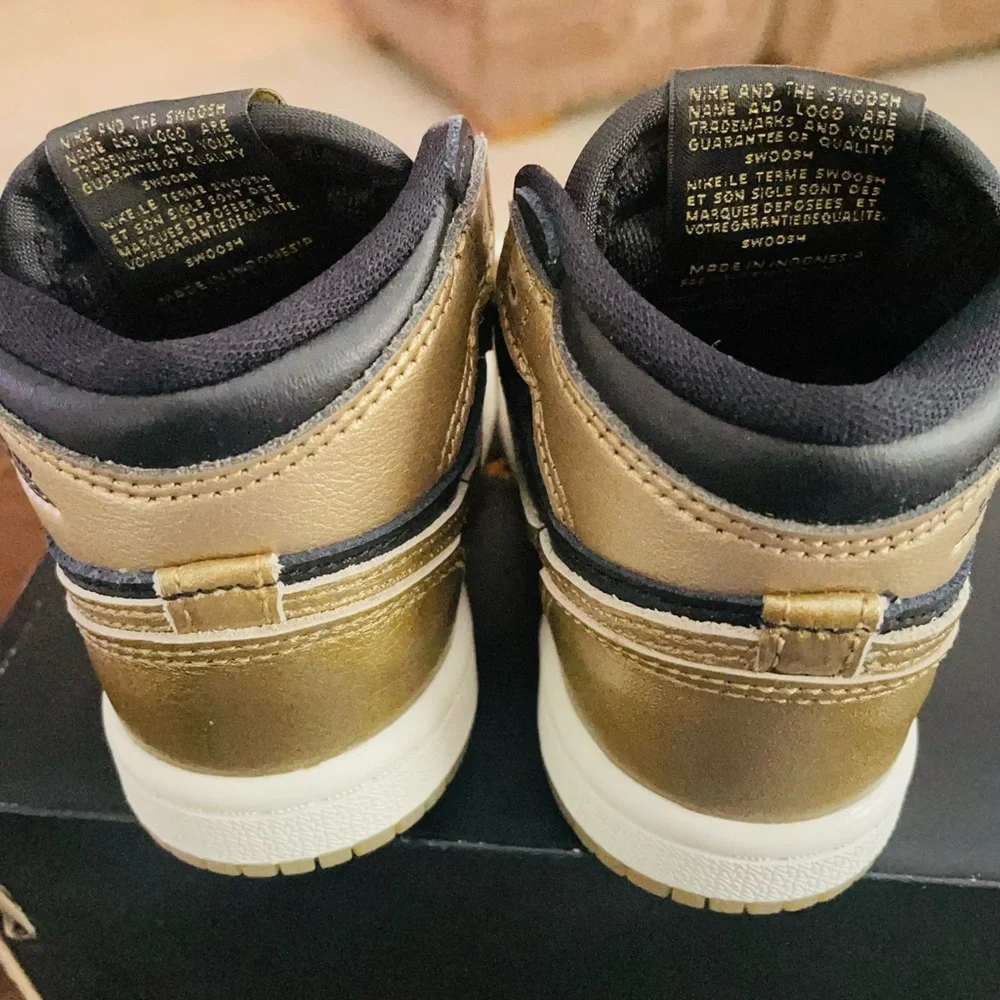 JORDAN 1 RETRO HIGH OG (TD) 5c
BLACK/METALLIC GOLD-SAIL
NOIR/VOILE/OR METALLIQUE - Picture 4 of 8